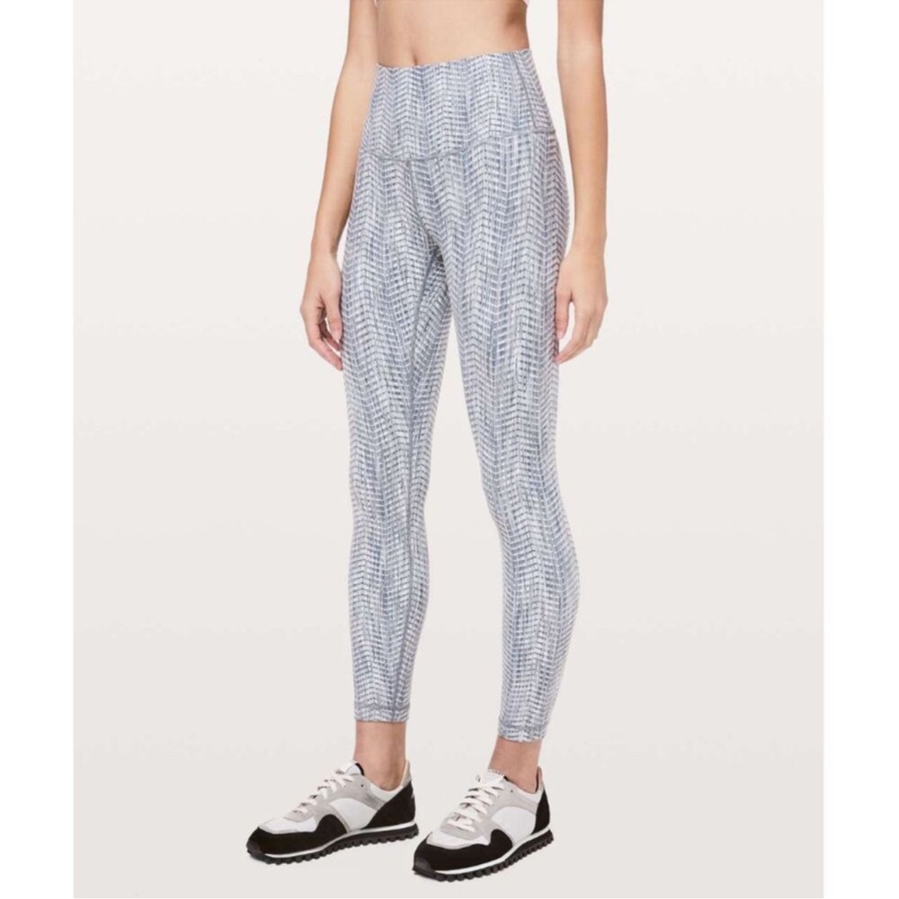 Lululemon Wunder‎ Under High-Rise 7/8 Tight Full-On Luon 25"
Luon size 4